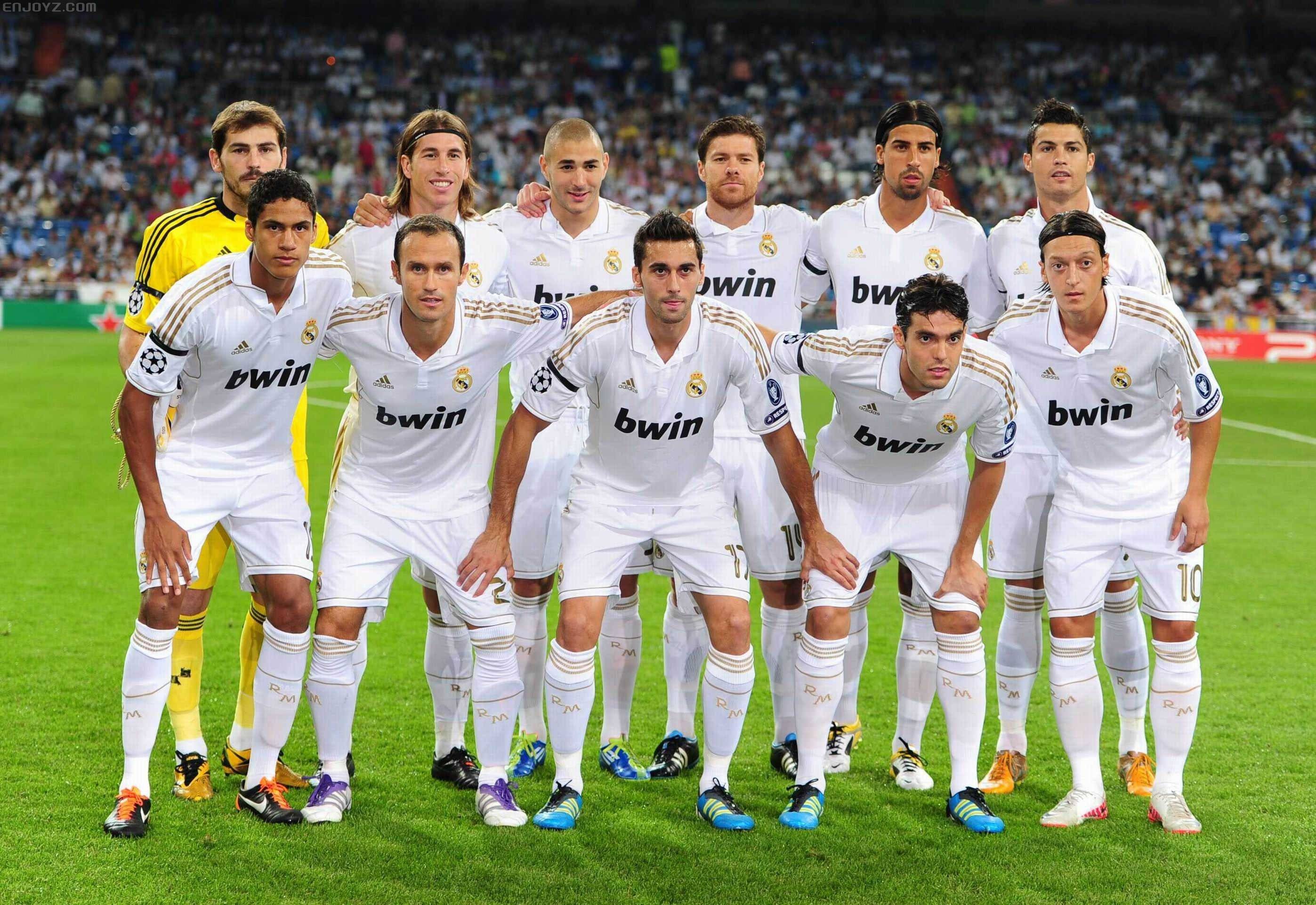 阿根廷队2026年世界杯球衣：经典蓝白条纹+黑色三道杠配饰