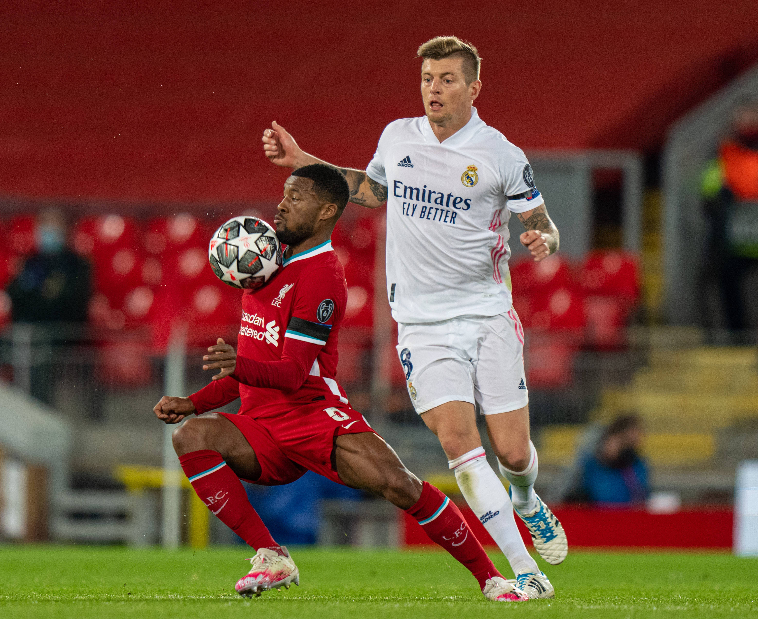 手腕骨折+肩部受伤，巴黎主席纳赛尔缠着绷带赴客场督战欧冠