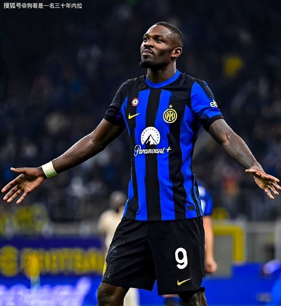 法兰克福球迷在诺坎普球场对巴萨支持者发动投掷袭击