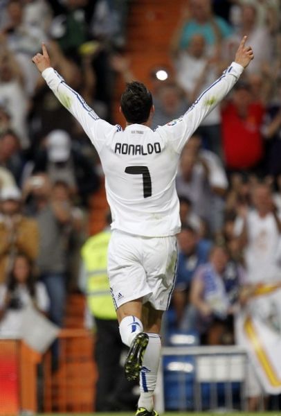 47岁苏提达率泰国队入场，穿西装系领带气宇轩昂，“艳压”欧拉弄