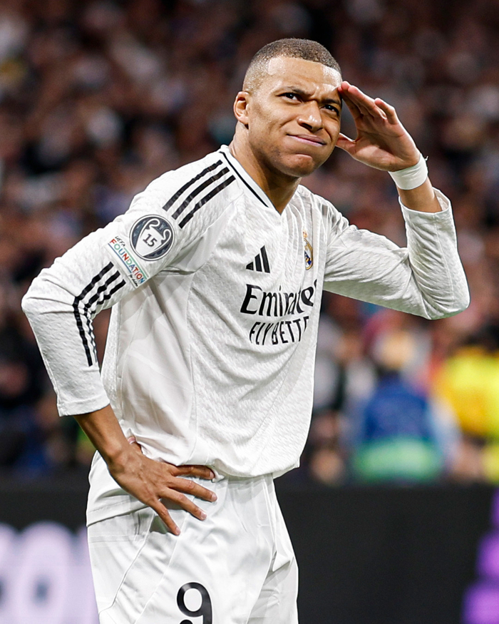 卡雷拉斯染红全程：对裁判让任意球重开不满染黄，随后抱怨吃直红