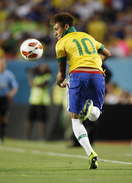 人盯人战术，一段萨利巴紧逼凯恩的短视频走红网络