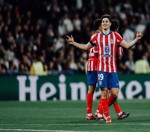 记者：世界杯抽签仪式开始前，大力神杯已经抵达华盛顿